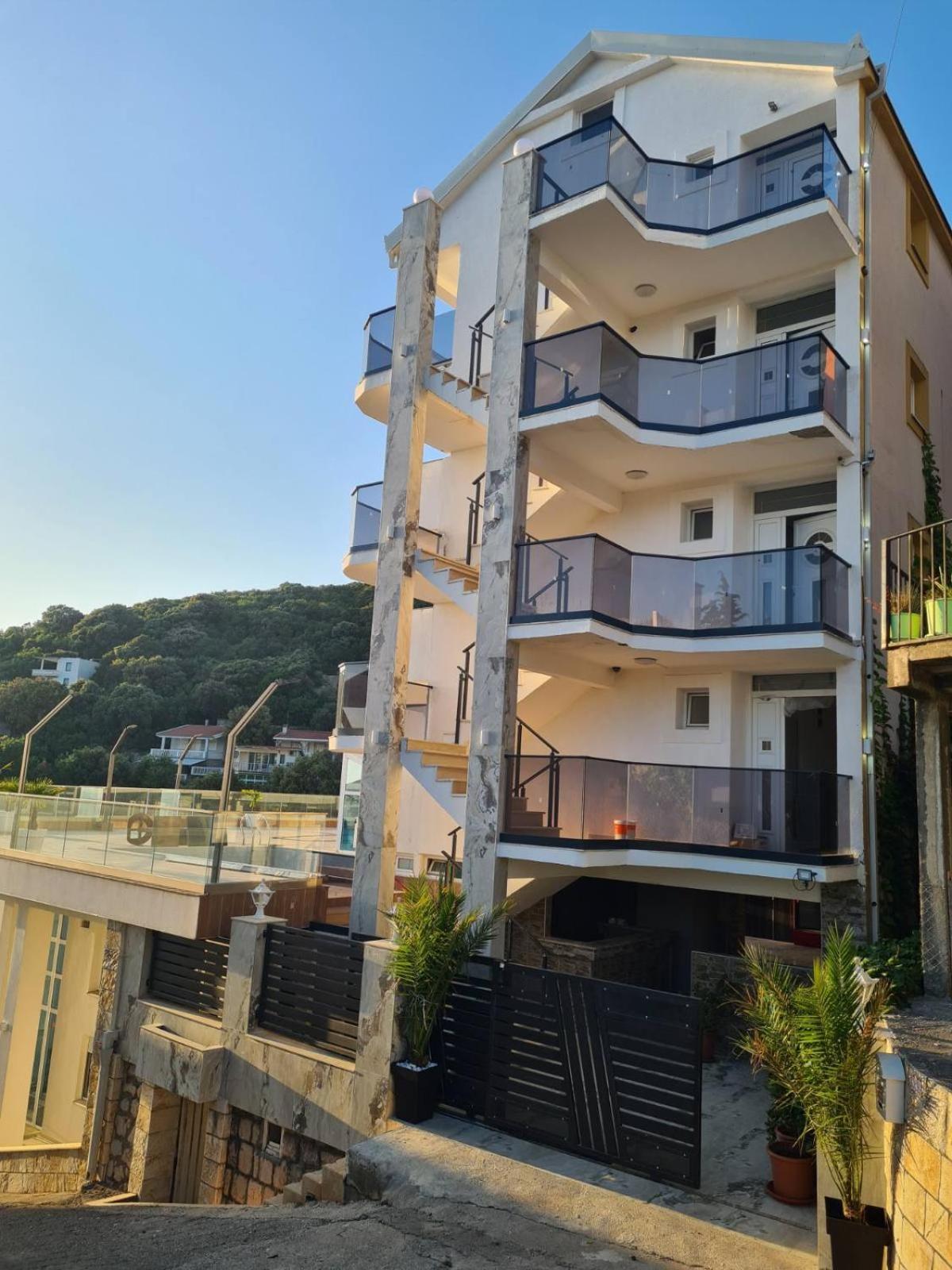 Apartments Mekic Утеха Екстериор снимка